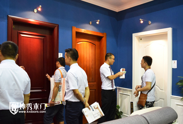 重庆坤秀木门2016广州建博会销售解答客户问题